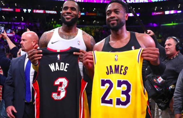  詹姆斯再创纪录，生涯总分破四万  